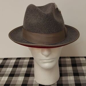 MEN'S MONTIQUE TWO TONE RED BOTTOM 100% WOOL FELT FEDORA HAT. H75